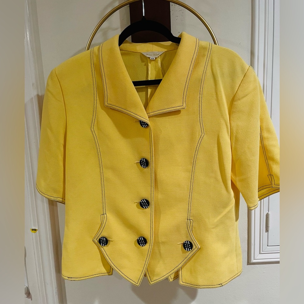 Vintage Yellow Short-Sleeve Tailored Jacket with Contrast Topstitching